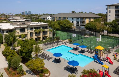 Marina del Rey Apartment | Venice Breeze 2BR - Pool, Hot Tub, Gym - 6-min Walk to Beach