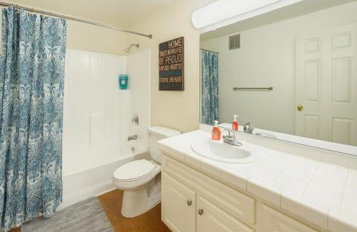 Marina del Rey Apartment | Venice Breeze 2BR - Pool, Hot Tub, Gym - 6-min Walk to Beach