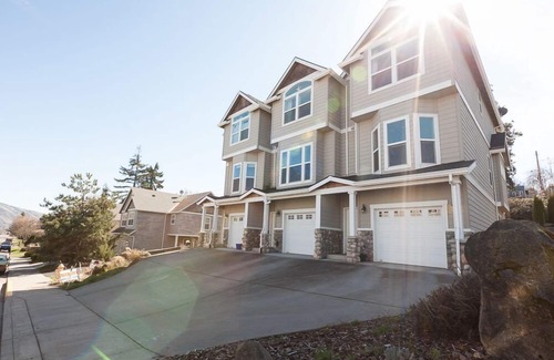 Hood River House | Venturi - Close to Downtown! Glimpses of the Columbia River and Mt. Adams, A/C