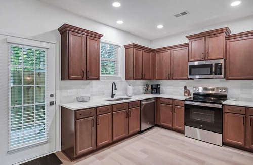 Oak Grove House | Verdant Villa-Columbia & Lexington-Near Everything! I-26 I-20 I-77 & Downtown