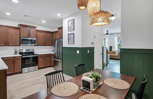 Oak Grove House | Verdant Villa-Columbia & Lexington-Near Everything! I-26 I-20 I-77 & Downtown