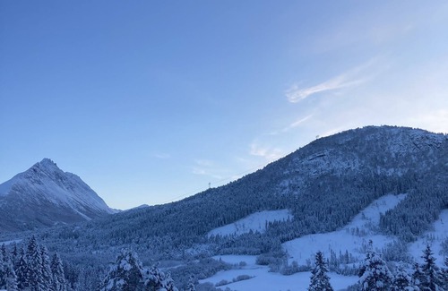 Sykkylven House | Vertikaldelt bolig i hjertet av Sunnmørsalpene