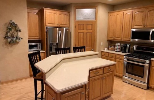 Bellevue House | Very Spacious 5 BR Home 15 min drive to Lambeau!