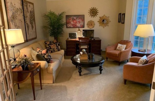 Bellevue House | Very Spacious 5 BR Home 15 min drive to Lambeau!