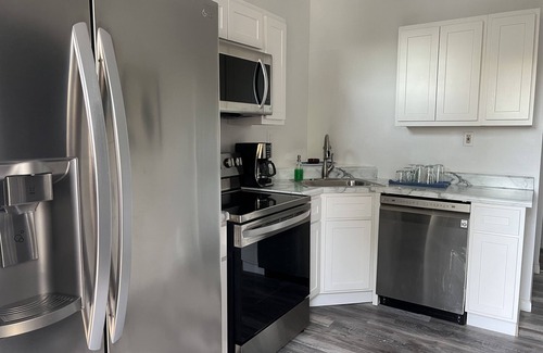 Southwest Garden House | Vibrant 2 bedroom Home by the Hill