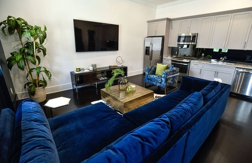 Central Business District Hotel | Vibrant Downtown New Orleans Escape: Prime CBD Location + Walk Everywhere