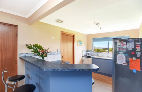 Encounter Bay House | Victor Harbor | Spacious | Seaside | Pets Welcome | Balcony Views, Smart TV, Wi-Fi, Outdoor Firepit