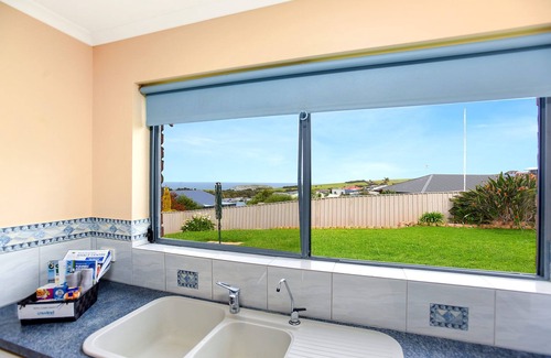 Encounter Bay House | Victor Harbor | Spacious | Seaside | Pets Welcome | Balcony Views, Smart TV, Wi-Fi, Outdoor Firepit