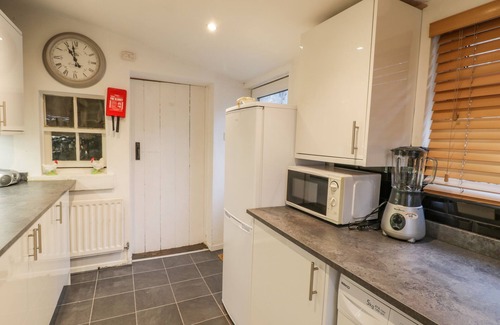Marske-by-the-Sea Cottage | VICTORIA COTTAGE, pet friendly in Marske-By-The-Sea