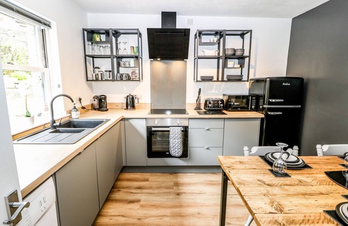 Hepworth Cottage | VICTORIA HOUSE, family friendly, with a garden in Holmfirth