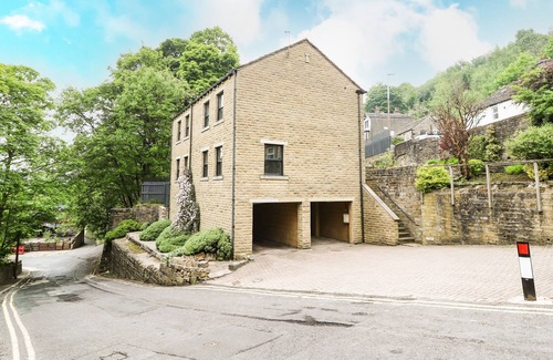 Hepworth Cottage | VICTORIA HOUSE, family friendly, with a garden in Holmfirth