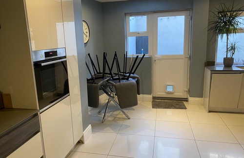 Queens Quarter House | Victorian House - South Belfast - Great transport - Lisburn Road - 3 double Beds