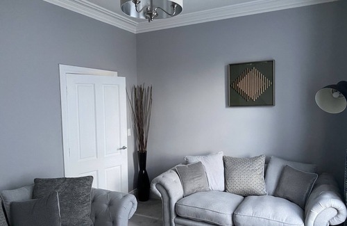 Queens Quarter House | Victorian House - South Belfast - Great transport - Lisburn Road - 3 double Beds