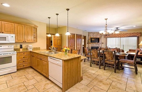 Gatlinburg Resort | VIEWS! CHRISTMAS! 2 BD-2 BA WATER PARK! MOUNTAIN TOP!