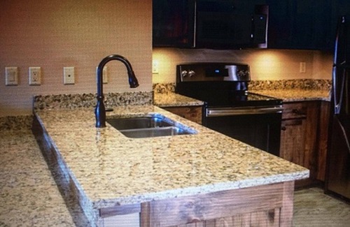 Gatlinburg Resort | VIEWS! CHRISTMAS! 2 BD-2 BA WATER PARK! MOUNTAIN TOP!