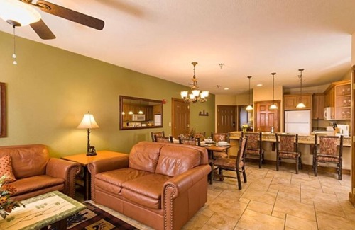 Gatlinburg Resort | VIEWS! CHRISTMAS! 2 BD-2 BA WATER PARK! MOUNTAIN TOP!