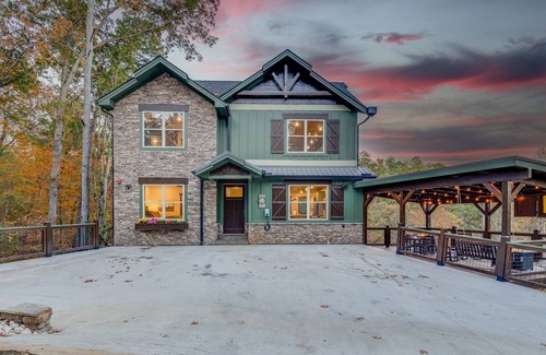 Sevierville Cabin | VIEWS/Heated Pool/Hot tub/15 min to Attractions