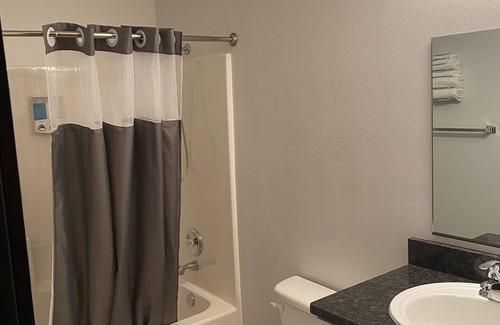Davenport Apartment | Views of Lake Roosevelt, On-Site Restuarant and Brand New Renovated Rooms!