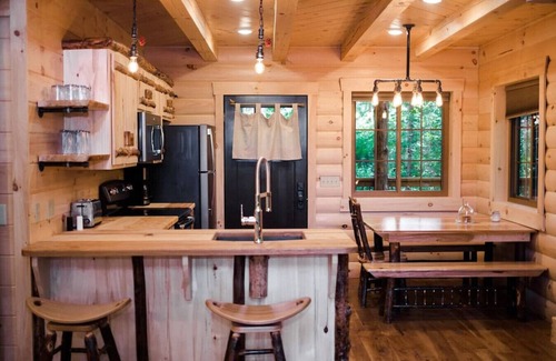 Millersburg Cabin | VIEWS! Skyview Treehouse @ Berlin Woods