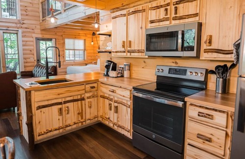 Millersburg Cabin | VIEWS! Skyview Treehouse @ Berlin Woods