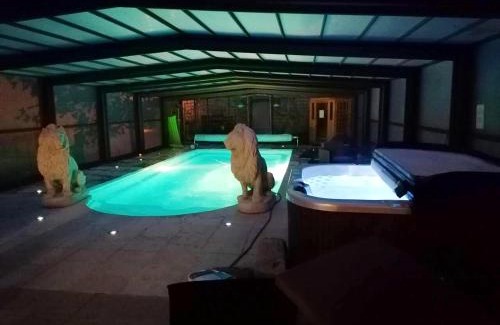 Saint-Clair-d'Arcey Villa | Villa élégante à Saint Clair-d'Arcey avec piscine privée