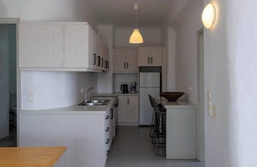 Paradise Apartment | Villa 9 - Sea View, Private Jacuzzi for 5, Shared Pool,Gym,Bar