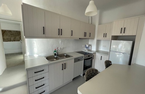 Paradise Apartment | Villa 9 - Sea View, Private Jacuzzi for 5, Shared Pool,Gym,Bar