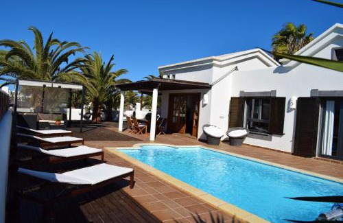 Montana Roja Villa | VILLA ALAI. PRIVACIDAD. PISCINA CLIMATIZADA. WIFI. TV CABLE.