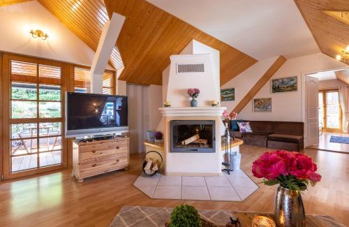 Banska Stiavnica Villa | Villa Amalia, centrum Banska Stiavnica, parkovanie pre 2 auta, velka zahrada s krbom, cela Villa Amalia pre 14 osob alebo samostatne nezavisle prve podlazie Villa AMA pre 6 osob alebo samostatne nezavisle podkrovie Villa LIA pre 8 osob,prístup cez PIN-kód