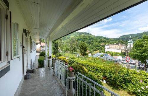 Banska Stiavnica Villa | Villa Amalia, centrum Banska Stiavnica, parkovanie pre 2 auta, velka zahrada s krbom, cela Villa Amalia pre 14 osob alebo samostatne nezavisle prve podlazie Villa AMA pre 6 osob alebo samostatne nezavisle podkrovie Villa LIA pre 8 osob,prístup cez PIN-kód