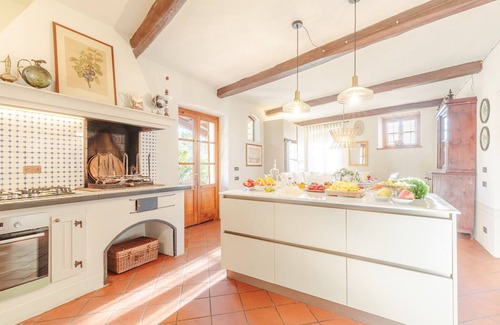 Lucca Villa | Villa Amore, a Romantic Hilltop Farmhouse in Lucca