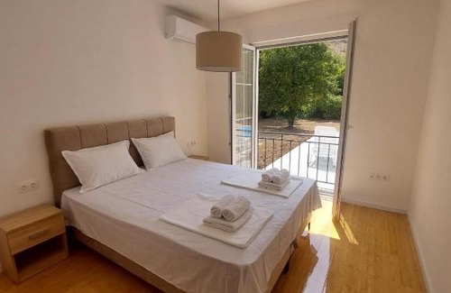 Hodbina Villa | Villa Blanc - with Buna Riverside