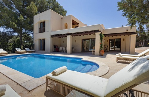 San Antonio Bay Villa | Villa Carma with private pool near beach