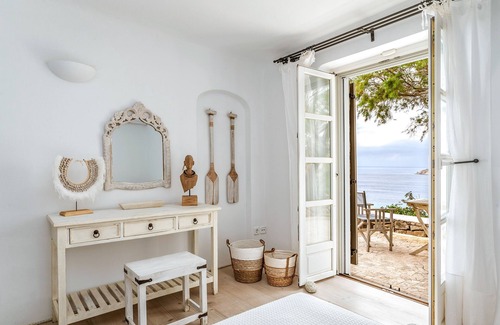 Elia Villa | Villa "Calma Beach House" with Private Terrace & Wi-Fi