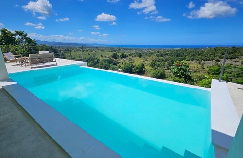 El Factor Villa | Villa elevated on a hill overlooking a majestic view of the sea
