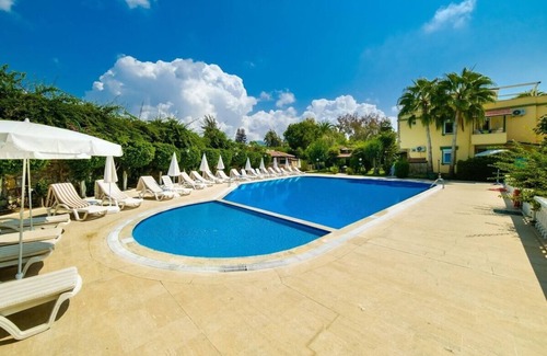 Konakli Villa | VILLA FLEURIE AVEC PISCINE PROCHE DE LA MER (2 CHAMBRES + SALON + TERRASSE)