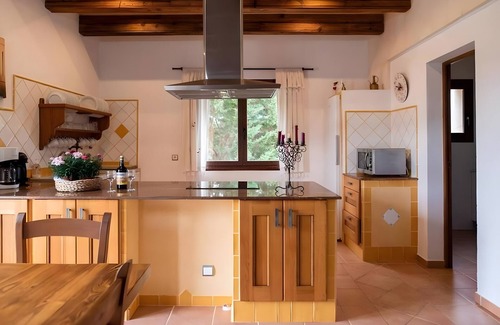 Es Llombards Villa | Villa 'Garrover' with Private Pool, Wi-Fi and Air Conditioning