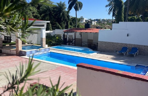 Los Alcarrizos House | Villa H2o, in the city 10-15 minutes from the Center