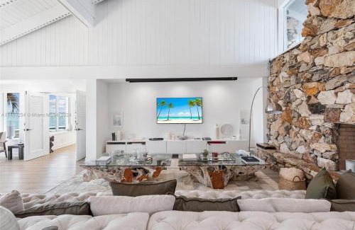 North Bay Village Villa | Villa Hashmi Luxury 5BD & 5BA Retreat on North Bay Island