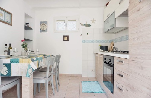 Vallecrosia Apartment | Villa in town I 6 guests I Sea 5 min I Garden I Private parking