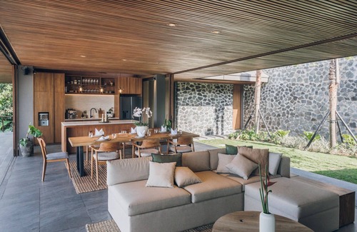 Praya Barat Villa | Villa Keluarga at Tampah Hills