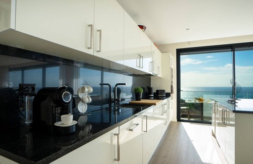 Prazeres House | Villa La Perla by LovelyStay