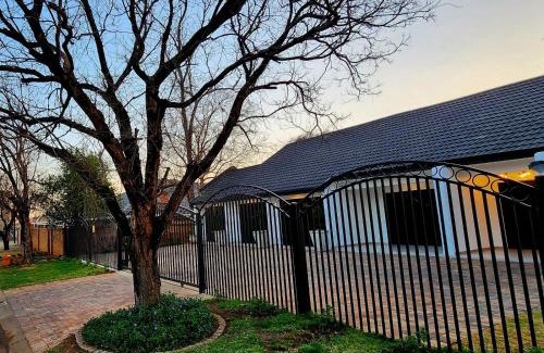 Potchefstroom House | Villa-né Guesthouse