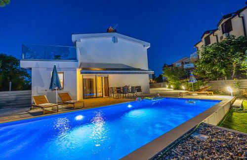Vantacici Villa | VILLA NINA MALINSKA 150m FROM THE BEACH, SWIMMING POOL