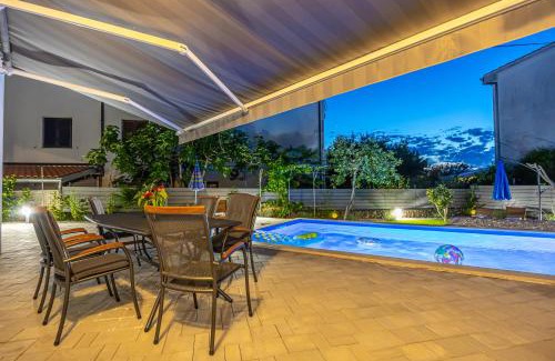 Vantacici Villa | VILLA NINA MALINSKA 150m FROM THE BEACH, SWIMMING POOL