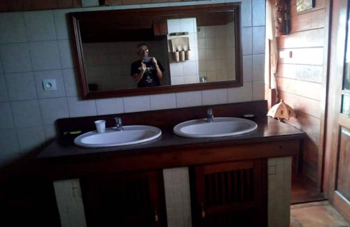 Toamasina Villa | Villa Romantique Intérieur en Bois et Pieds Dans L'eau