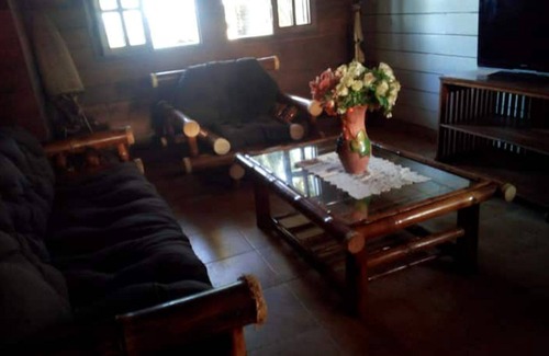 Toamasina Villa | Villa Romantique Intérieur en Bois et Pieds Dans L'eau