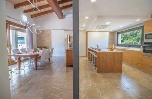 Crestatx Villa | Villa 'S'Alzinar' with Mountain View, Wi-Fi and Air Conditioning