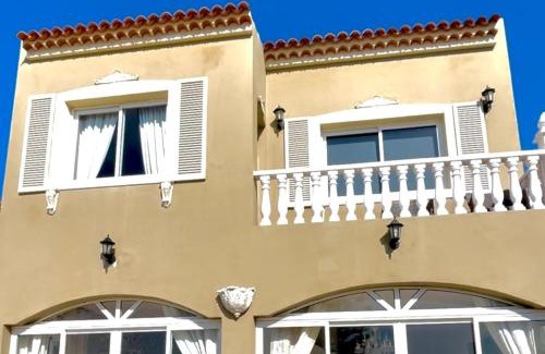 Arenas del Mar Villa | Villa - Sleeps 4 - Jacuzzi - Garden - Pet friendly
