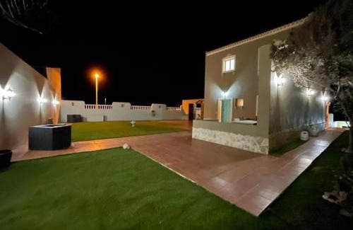 Arenas del Mar Villa | Villa - Sleeps 4 - Jacuzzi - Garden - Pet friendly